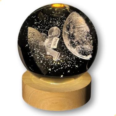 Imagem de Luminária Led de Mesa Bola de Cristal Vidro 3d Base Madeira Decoração Enfeite Leitura Presente (Astronauta Lua, M - 6cm de diâmetro)