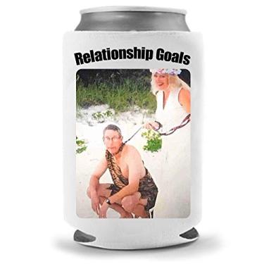 Imagem de Cool Coast Products | Picolés de paródia exóticos Tiger King Joe - Big Cat Carole Baskin Funny Beer Can Coolies | Isolamento de neoprene | Garrafas de latas de bebidas | Costura de cerveja fria, Carole Goals, 1