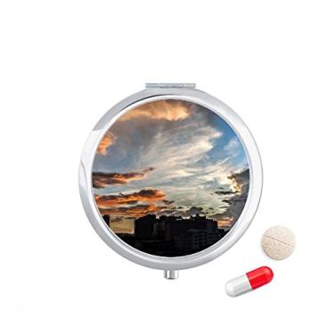 Imagem de Caixa de comprimidos de céu azul escuro com nuvens coloridas para armazenamento de remédios