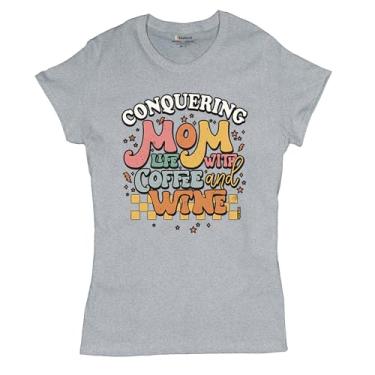 Imagem de Camiseta feminina Conquering Mom Life with Coffee and Wine na moda maternidade parentalidade família futebol Mama #Momlife, Cinza, XXG