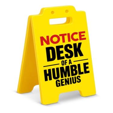 Imagem de Placa decorativa engraçada para mesa de escritório, a mesa de um humilde gênio para decoração de cubículos de escritório em casa, presente de humor para colega de trabalho, chefe líder
