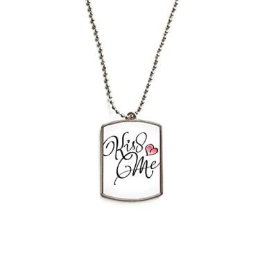 Imagem de DIYthinker Colar com pingente de corrente de aço inoxidável com citação de coração Kiss Me