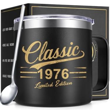 Imagem de Qtencas Presentes de aniversário de 50 anos para ele, caneca de café clássica com isolamento térmico de 1976 com tampa e canudo, ideias de presente de aniversário masculino para pai, irmão, tio