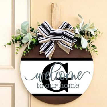 Imagem de Guirlanda personalizada para porta da frente com inicial familiar (A-Z) - placa de boas-vindas de madeira de 30 cm, guirlanda de eucalipto e cabide rústico de serapilheira | Decoração de varanda de