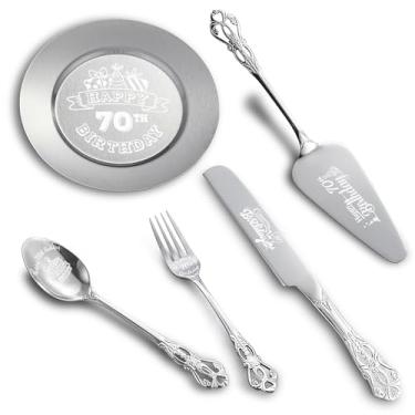 Imagem de Happy 70th Birthday Conjunto de utensílios de mesa de aço inoxidável gravado a laser personalizado: servidor de bolo, prato, faca, colher, garfo – Lembrança de presente memorável de 70 anos