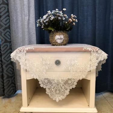 Imagem de Toalha de mesa quadrada de cabeceira de renda, toalha de cabeceira bordada floral, com borda de macramê, capa lateral de renda romântica francesa para casamento, chá de bebê, festas de fim de ano, 55