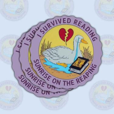 Imagem de Adesivo de vinil divertido para amantes de livros I Survived Reading Sunrise on The Reaping, com ganso e coração partido para laptop, garrafa de água, caderno, Kindle – Presente para leitores