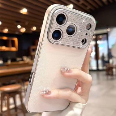 Imagem de Capa feminina em couro PU com detalhes em diamante para iPhone 17 Pro Max, 16, 15, 14, 13, ProMax e 17Pro. Capa protetora macia e resistente a impactos, branca.