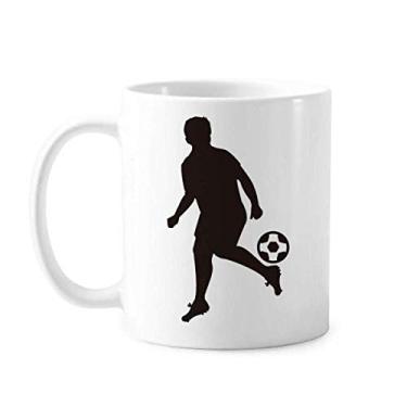 Imagem de Caneca de cerâmica e café de porcelana com contorno de futebol esportivo de futebol