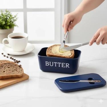 Imagem de Manteigueira grande de 16,5 x 9,5 cm com faca - Protetor de manteiga de plástico, suporte superior seguro para lava-louças, espalhador e tampa integrados para bancada, azul escuro