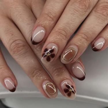 Imagem de Unhas postiças curtas redondas de cola falsa marrom francesa com design simples de flores, pérolas, cobertura total, bastão falso artificial em unha de acrílico para mulheres, uso diário, 24 peças