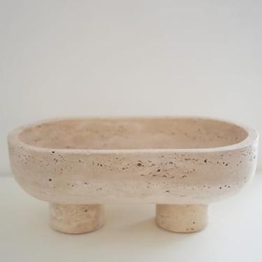 Imagem de WILD WORKS Tigela de frutas travertino, tigela oval de pedra bege de 26 cm para balcão de cozinha e mesa de jantar, peça central decorativa feita à mão com pés antiderrapantes para decoração de casa
