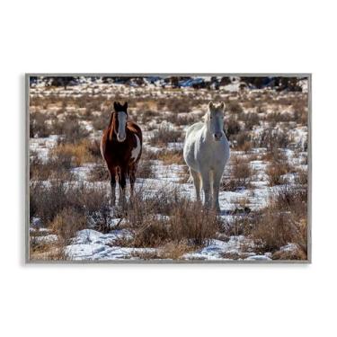 Imagem de Stupell Industries "Par de cavalos arcos na neve", arte giclée emoldurada, cinza, 18 x 12