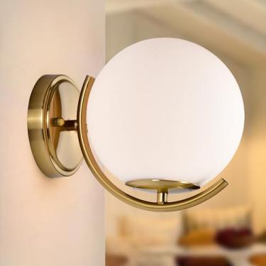 Imagem de COTTAGE LIFE Arandela de parede Gold Globe com sombra de vidro de 18 cm, luminária de parede moderna de meados do século para quarto, corredor, sala de estar, base E26, com fio