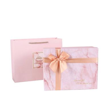 Imagem de Caixa de presente com design de mármore rosa com fita e alça 21x21x9cm