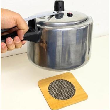 Imagem de Descanso de Panela Quadrado em Madeira, 14,5 x 14,5cm, para Proteção de Superfícies na Cozinha