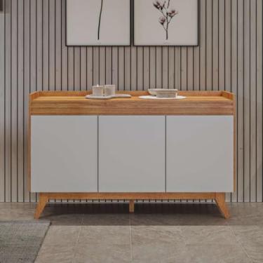 Imagem de Buffet Ibiza 3 Portas com estrutura em MDP/MDF, acabamento em pintura UV e design clean. Compacto, resistente e moderno, com 3 portas amplas e pés retos. Ideal pra organizar com estilo.