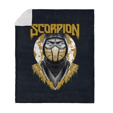 Imagem de Cobertor Mortal Kombat Silk Touch Sherpa – Escorpião, frente de lã ultramacia com costas de sherpa aconchegante, 127 x 152 cm