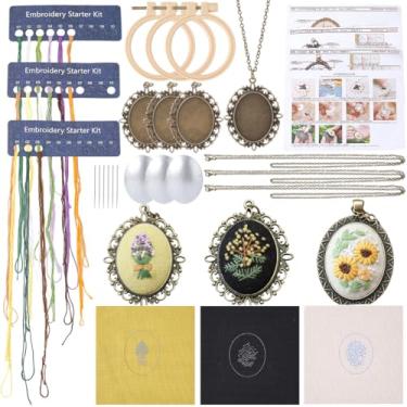 Imagem de SUNNYCLUE Kit de 3 conjuntos de colares de bordado DIY mini kits de ponto cruz com instruções, agulhas de linha, conjunto de bordado com tema de flor de primavera para iniciantes, joias, artesanato