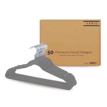 Imagem de Pacote com 50 cabides de veludo – Cabides resistentes e antiderrapantes com ganchos cromados | Design fino e econômico para casacos, ternos e blusas plus size (cinza)