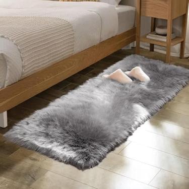 Imagem de ORINOVA Tapetes de pele de carneiro sintética cinza prata lavável para sala de estar quarto 2x6 tapete fofo para berçário corredor decoração de quarto de adolescente