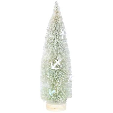 Imagem de Árvore de Natal verde com decoração temática marinha, fio de fada e ba