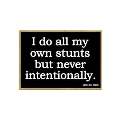 Imagem de Honey Dew Gifts, I Do All My Own Stunts But Never Intentionally, imã de geladeira de madeira engraçado, ímãs de geladeira, decorações de armários, presentes de mordaça para adultos, 6,3 cm por 9 cm