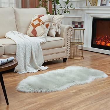 Imagem de EasyJoy Tapetes macios e fofos de pele sintética, capa de cadeira, tapete de assento felpudo para quarto, chão, sofá e sala de estar (60 x 1,2 m, pele de carneiro, cinza claro)