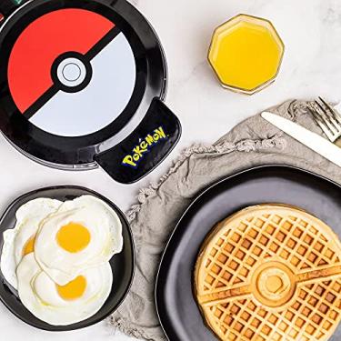 Imagem de Uncanny Brands Máquina de waffle Pokémon - Faça waffles de Pokeball Bounty - Utensílio de cozinha