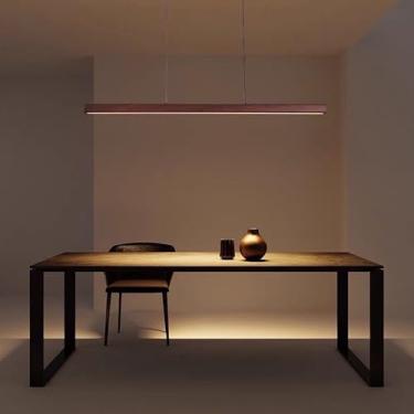 Imagem de Luminária pendente LED para mesa de jantar, em madeira, com intensidade regulável, modelo moderno com controle remoto, altura ajustável e design linear, ideal para sala de estar, sala de jan