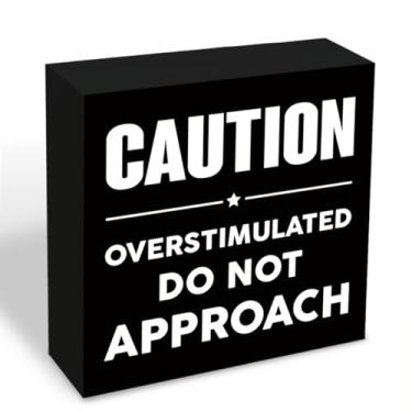 Imagem de Placa de madeira engraçada de escritório cautela superestimulada não se aproxima bem-humorada decoração de mesa sinal de aviso de madeira maciça durável para local de trabalho ideia presente para