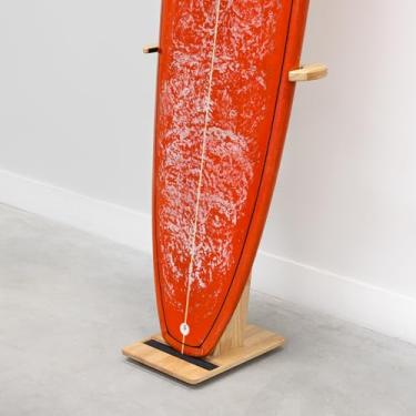 Imagem de StoreYourBoard SurfStand, suporte vertical para prancha de surf, exibição interna de madeira independente para shortboard e longboard, ajustável para caber em pranchas de 40 a 66 cm de largura