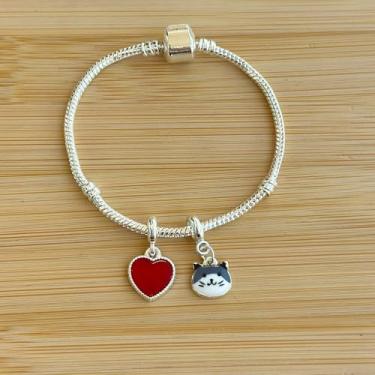 Imagem de Pulseira com 2 berloques: gatinho cinza rajado + coração vermelho - banhados a prata