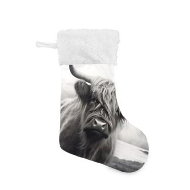 Imagem de ATTX Meias de Natal engraçadas de vaca escocesa das terras altas, suportes de presente de punho de pelúcia branca para decorações de festas de fim de ano (17,7 polegadas, pacote com 2) #294