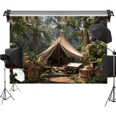 Imagem de Pano de fundo de poliéster para barraca de aventura na selva 1,8 x 1,8 m – Fundo de fotografia com tema de acampamento explorador com plantas e equipamentos tropicais, estilo de expedição realista