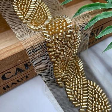 Imagem de GorinsKani Fita decorativa de 2 jardas com contas de pérola de 3,5 cm, fita de acabamento de borda de renda, tela em forma de folha, tecido bordado, aplique de costura, artesanato, casamento, vestido