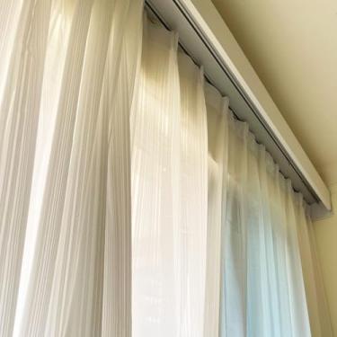 Imagem de Sistema de trilhos de cortina blackout três em um - trilho duplo de alumínio de 4,3 m com pelmet, suporte de parede/teto, inclui ganchos de metal para fácil instalação e bloqueio de luz aprimorado