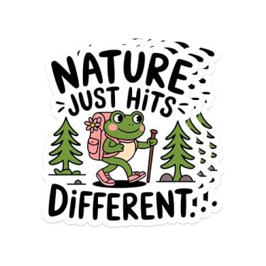 Imagem de 3 adesivos fofos de sapo de caminhada – Nature Just Hits Different Decalques de vinil à prova d'água para laptops, garrafas de água, amantes de atividades ao ar livre e caminhantes