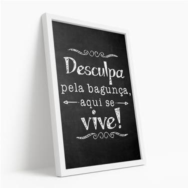 Imagem de Quadro Decorativo Desculpa Pela Bagunça Aqui Se Vive Frase Criativa Divertida Estilo Giz Preto Branco Parede Com Moldura
