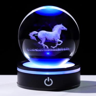Imagem de YWHL Estatueta de cavalo com bola de cristal 3D com base de LED, presentes de cavalo para homens e mulheres amantes de cavalos no aniversário de Natal, enfeite de cavalo esfera de vidro bola