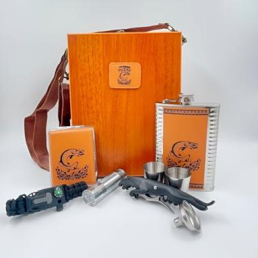 Imagem de Kit Premium, Cantil 270ml com Copos, Maleta Madeira Marrom, Lanterna LED, Pulseira Paracord, Abridor e Cigarreira em Aço Inox