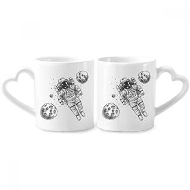 Imagem de Universe Alien Monster Astronaut Conjunto de canecas de porcelana para casais, copo de cerâmica para amantes, alça de coração
