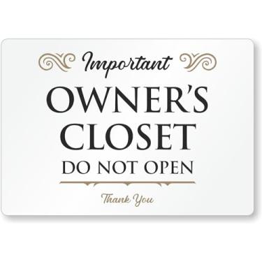 Imagem de SmartSign Placa do Owner's Closet Do Not Open para Airbnb - 8,9 cm x 12,7 cm, acrílico, fitas adesivas de espuma, preto/dourado/branco