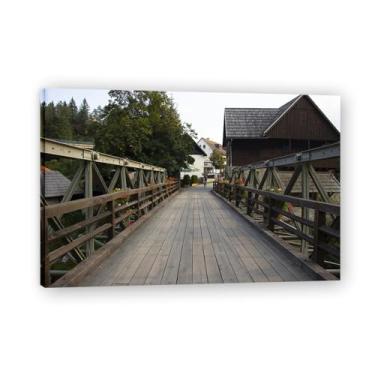 Imagem de Serenidade de cabana de montanha de ponte de prancha de madeira – Arte de parede vida no campo, impressão em tela aconchegante e gratuita para casa 20 x 30 cm emoldurada