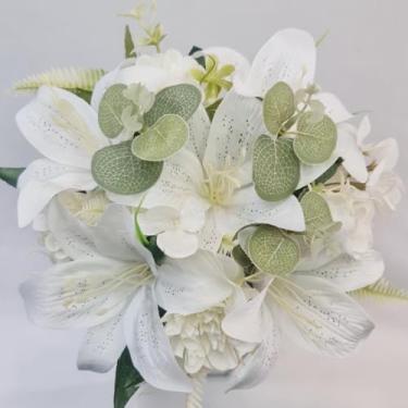 Imagem de Buquê de Noiva Artificial 30cm – Flores de Seda com Pérolas para Casamentos e Damas de Honra(Lírio Branco/Eucalipto)