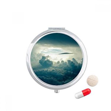 Imagem de Caixa de comprimidos com céu cinza e nuvens brancas, caixa de armazenamento de remédios