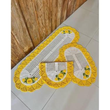 Imagem de Kit Tapete e Passadeira Cozinha Oval 3 Peças Bico Leque Flor Crochê Artesanal (Amarelo)
