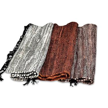 Imagem de India Handicrafts 20384 Tapete retangular com franjas marrom, branco e cinza 36 x 24 tapete de área de couro tecido; conjunto de 3