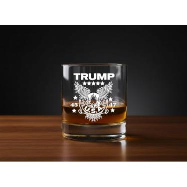 Imagem de IMI Customs Copo de uísque Donald Trump, MAGA Merch, presente politico colecionável de asa direita, 45-47, vidro de rocha Bourbon, feito nos EUA, vidro de águia velho gravado a laser de 297 g