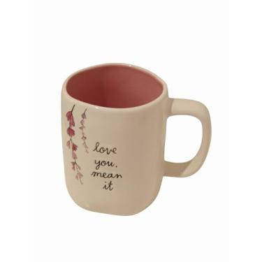 Imagem de Caneca de café e chá de cerâmica Rae Dunn Love you Mean it com interior rosa. Dia dos namorados.